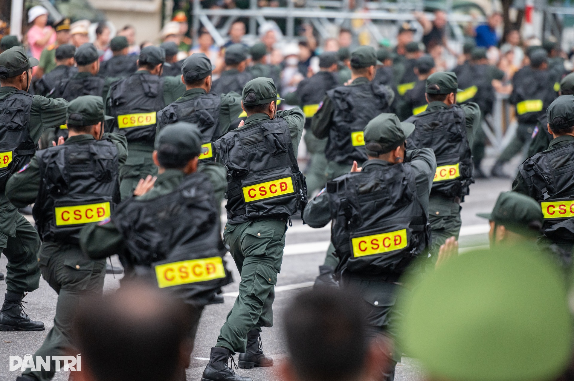 Nữ CSGT trình diễn võ thuật, quật ngã tội phạm tại bờ hồ Hoàn Kiếm - 11 Nữ CSGT trình diễn võ thuật, quật ngã tội phạm tại bờ hồ Hoàn Kiếm - 11