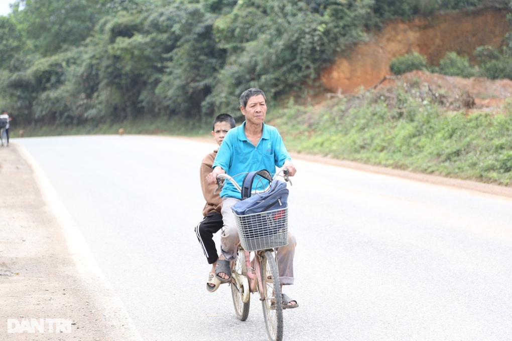 Hai con trai bất ngờ bị liệt ở tuổi 7-8, vợ chồng day dứt vì... nghèo - 8 Hai con trai bất ngờ bị liệt ở tuổi 7-8, vợ chồng day dứt vì... nghèo - 8