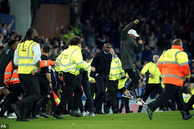 Bị khiêu khích, HLV Patrick Vieira thẳng chân tung cước vào CĐV Everton