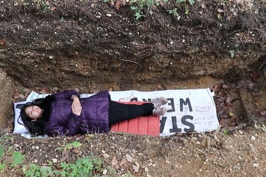 Ứng phó với căng thẳng thi cử bằng cách thiền trong… mộ