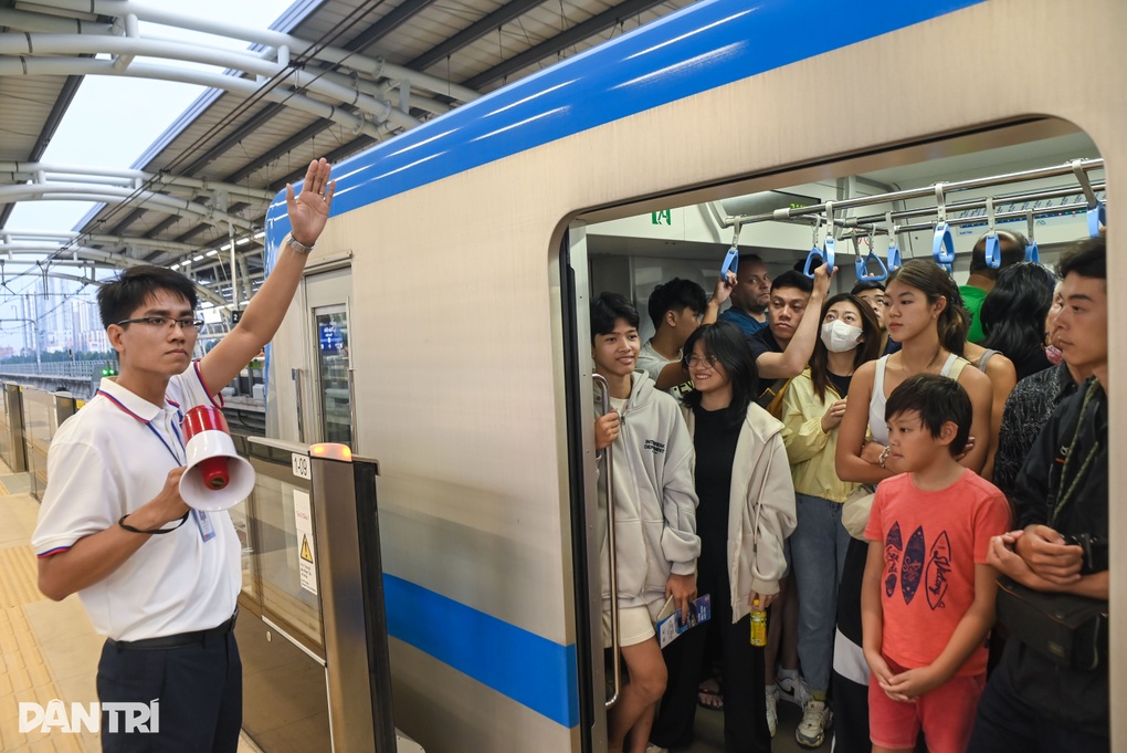 Metro số 1 TPHCM đón 150.000 khách trong ngày vận hành đầu tiên - 2 Metro số 1 TPHCM đón 150.000 khách trong ngày vận hành đầu tiên - 2