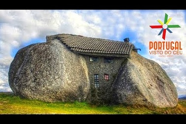 Ngôi nhà kỳ quặc xây từ 4 tảng đá lớn