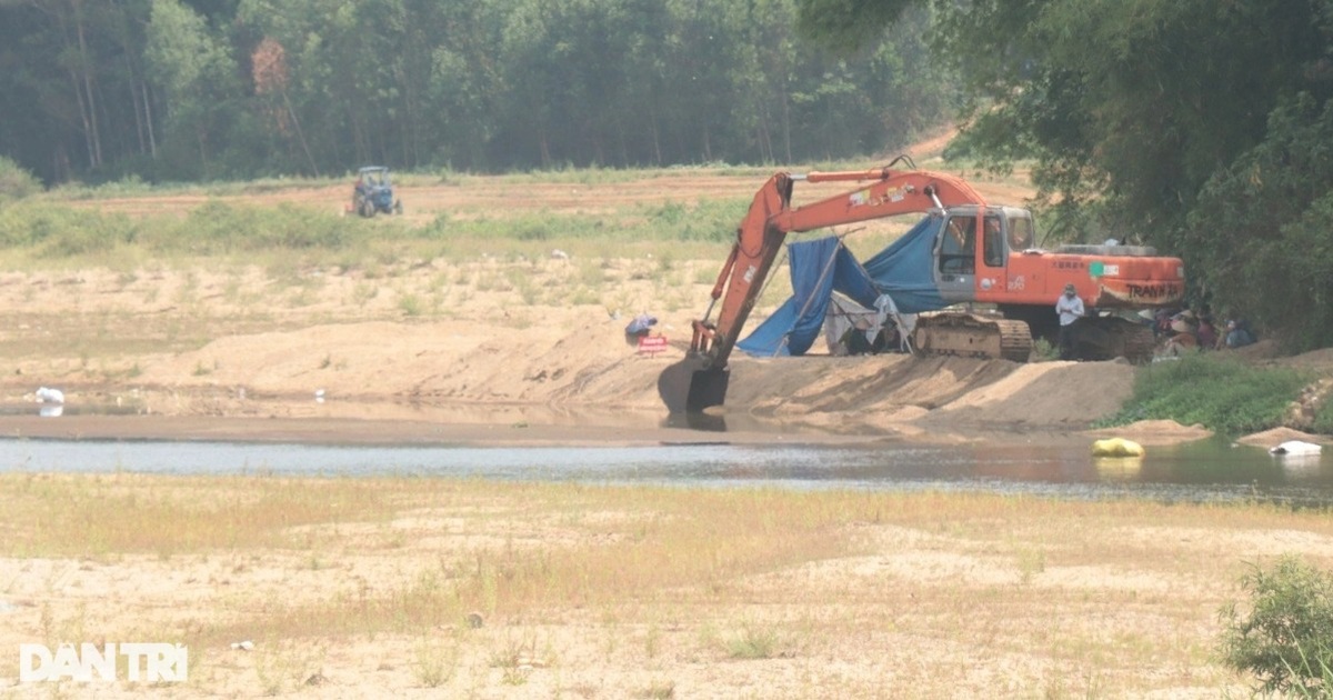 View - Sợ sạt lở bờ sông, dân dựng lều canh không cho khai thác cát | Báo Dân trí