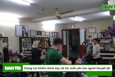 Chàng trai khiếm thính dạy cắt tóc miễn phí cho người khuyết tật ở Hà Nội