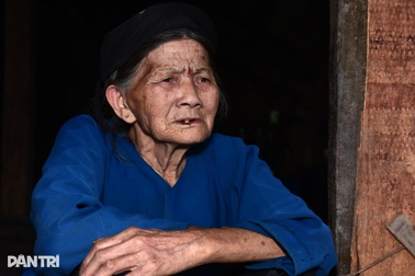 Mẹ nghèo 81 tuổi còng lưng chăm sóc con trai bệnh tật