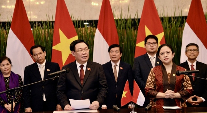 Chủ tịch Quốc hội Vương Đình Huệ và Chủ tịch Hạ viện Indonesia Puan Maharani gặp gỡ báo chí