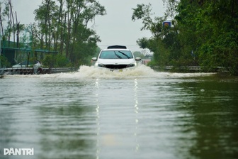 Nhiều tuyến đường ở Hà Tĩnh ngập nước lũ, tài xế ô tô chật vật xoay xở