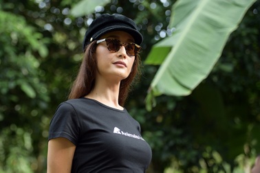 Minh tinh Maggie Q thăm mộ một con gấu ở Tam Đảo