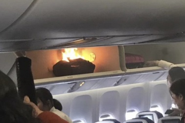 Trung Quốc: Máy bay chậm chuyến vì sạc dự phòng cháy ngùn ngụt