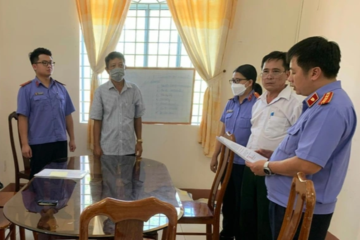 Bắt nguyên Chi cục trưởng Thi hành án dân sự huyện Thới Lai - 1 Bắt nguyên Chi cục trưởng Thi hành án dân sự huyện Thới Lai - 1