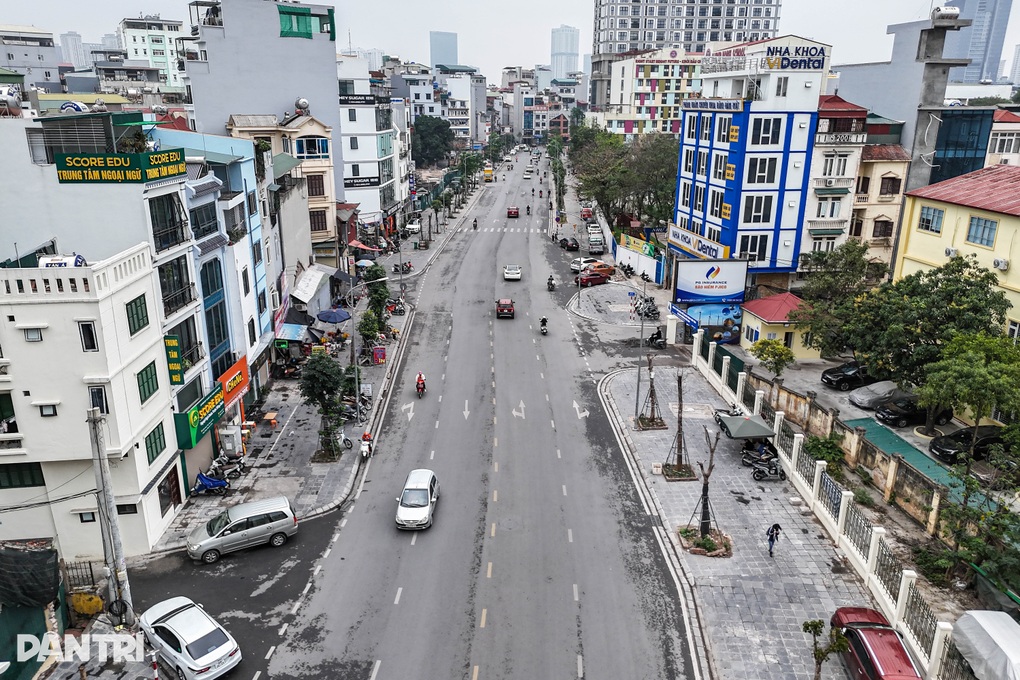 Loạt cây xanh có dấu hiệu chết khô trên đường Huỳnh Thúc Kháng kéo dài - 1 Loạt cây xanh có dấu hiệu chết khô trên đường Huỳnh Thúc Kháng kéo dài - 1