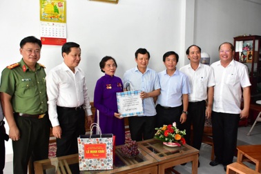 Phó Thủ tướng Lê Minh Khái thăm hỏi người có công