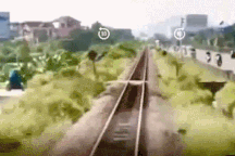 Nổi bật tuần qua: Rợn người tình huống liều lĩnh chạy xe băng qua mũi tàu