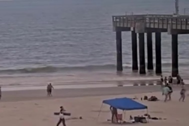 Khoảnh khắc nhóm người bất ngờ bị sét đánh trúng khi đứng trên bãi biển