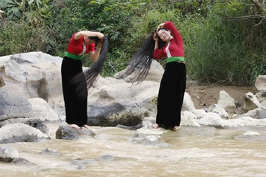 Độc đáo phong tục gội đầu của người phụ nữ Thái