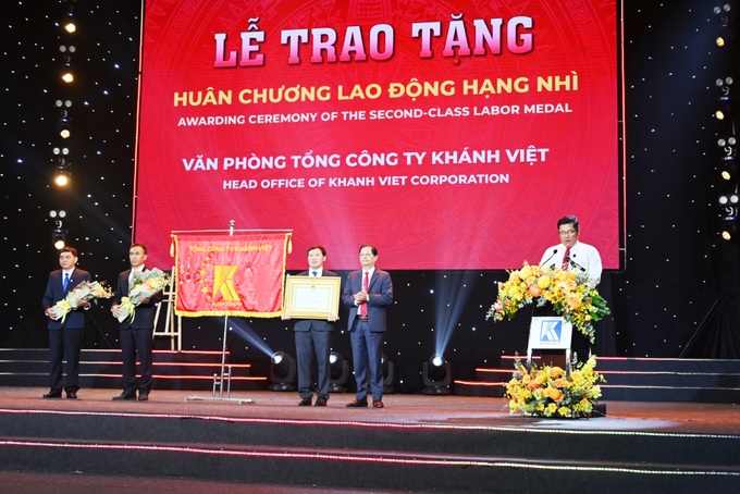 Ông Nguyễn Tấn Tuân-Chủ tịch UBND tỉnh Khánh Hòa thừa ủy quyền trao Huân Chương Lao động hạng Nhì cho Văn phòng Tổng Công ty Khánh Việt 