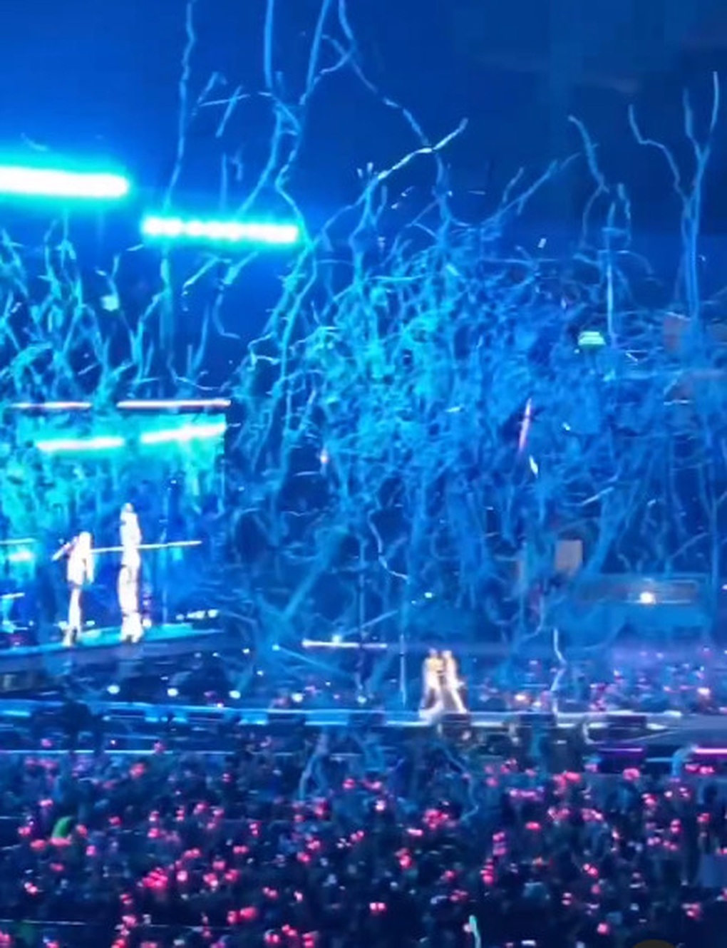 Pháo ở sân khấu Blackpink đang có giá 10.000 đồng, quà V.I.P 3 triệu đồng - 2 Pháo ở sân khấu Blackpink đang có giá 10.000 đồng, quà V.I.P 3 triệu đồng - 2