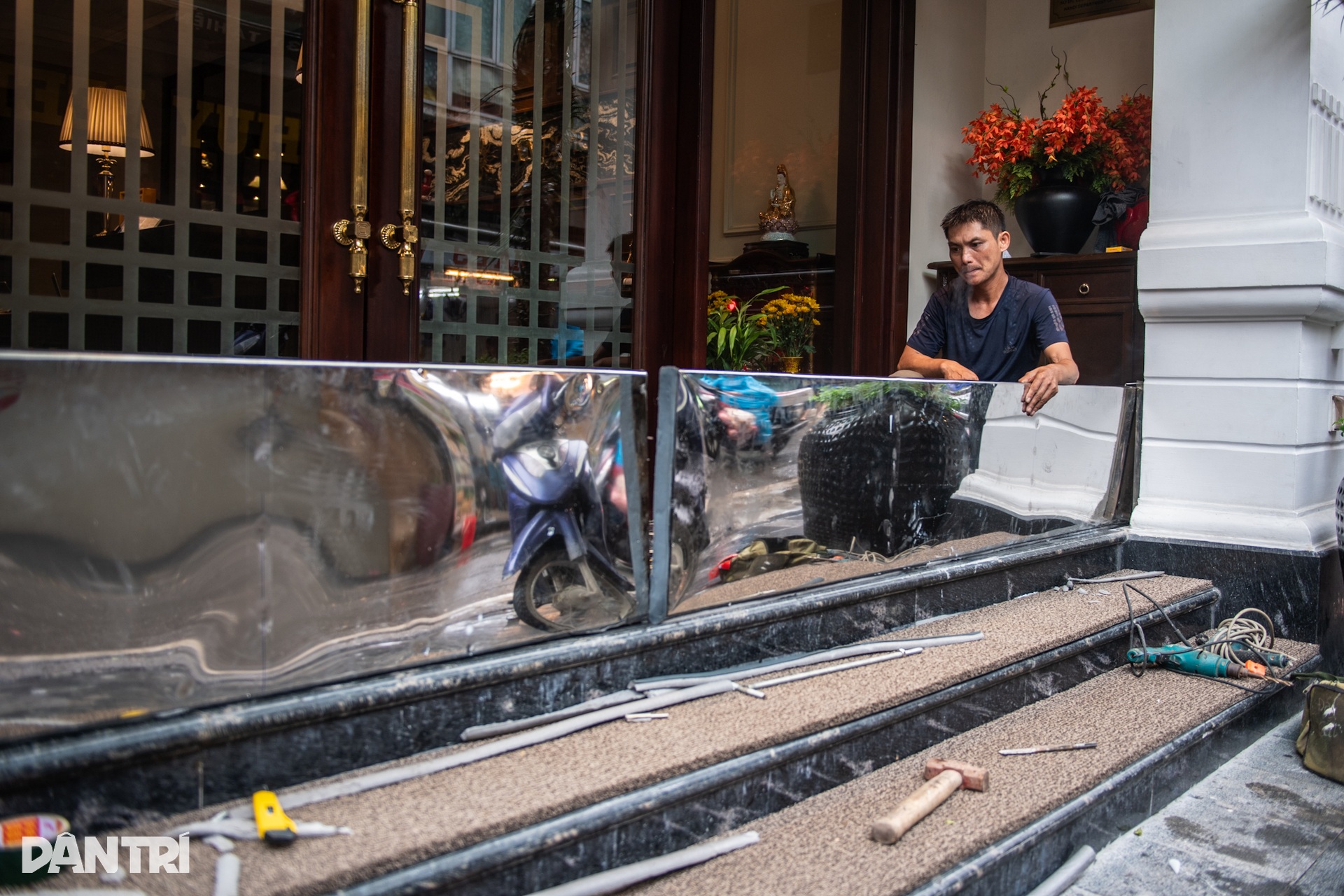 Người Hà Nội gia cố nhà cửa, chi 30 triệu đồng thuê xe container chặn cửa - 10