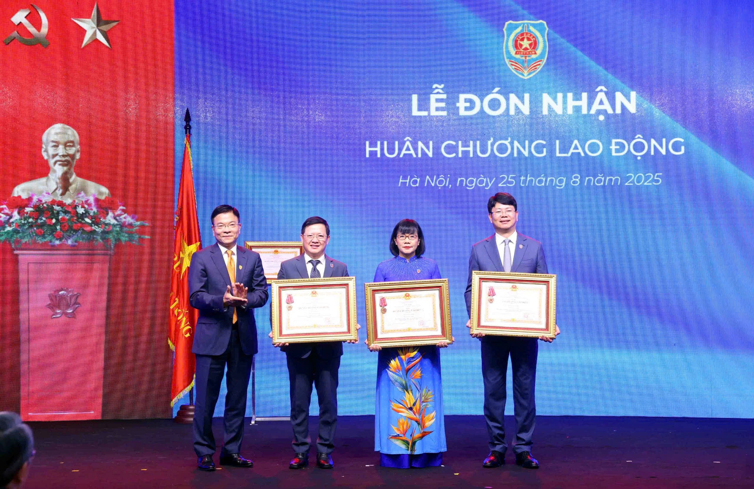 “Đằng sau mỗi dự án luật là những buổi làm việc thâu đêm, xuyên lễ” - 2 “Đằng sau mỗi dự án luật là những buổi làm việc thâu đêm, xuyên lễ” - 2