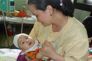 Đắng lòng nhìn bé 7 tháng tuổi sắp chịu cảnh mù lòa vĩnh viễn