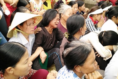 Xóm chài tiễn biệt 6 ngư dân nằm lại biển khơi