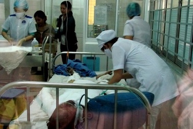 Cháy tàu ở cảng Dung Quất, 2 cha con bỏng nặng