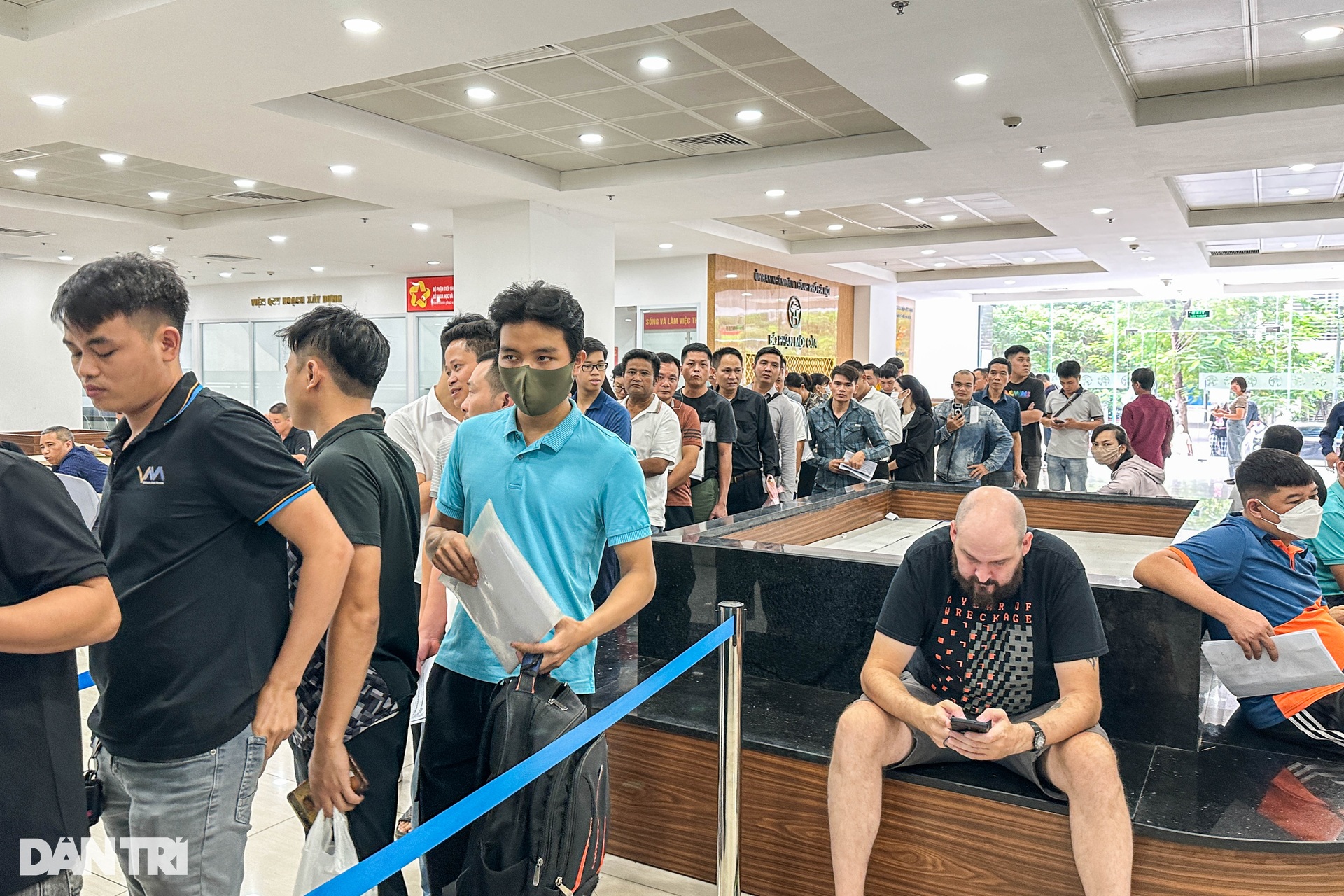 Hà Nội: Người dân xếp hàng rồng rắn đổi giấy phép lái xe - 1 Hà Nội: Người dân xếp hàng rồng rắn đổi giấy phép lái xe - 1