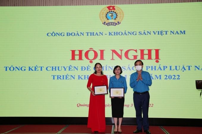 Khen thưởng các cá nhân đạt giải Cuộc thi “Công chức, viên chức, lao động viết về dân tộc, tôn giáo” năm 2021 của Tổng LĐLĐ Việt Nam