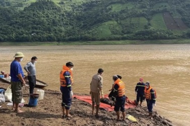 Tìm thấy thi thể người đàn ông trượt chân rơi xuống sông Đà