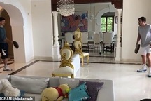 Hài hước trận đấu tennis bằng chảo rán của Djokovic tại nhà riêng