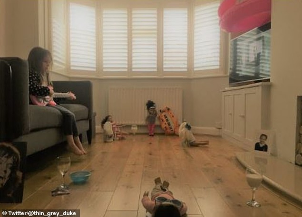 Cách ly xã hội, cư dân mạng thi nhau trở thành nhân vật trên bìa album - 9 Cách ly xã hội, cư dân mạng thi nhau trở thành nhân vật trên bìa album - 9