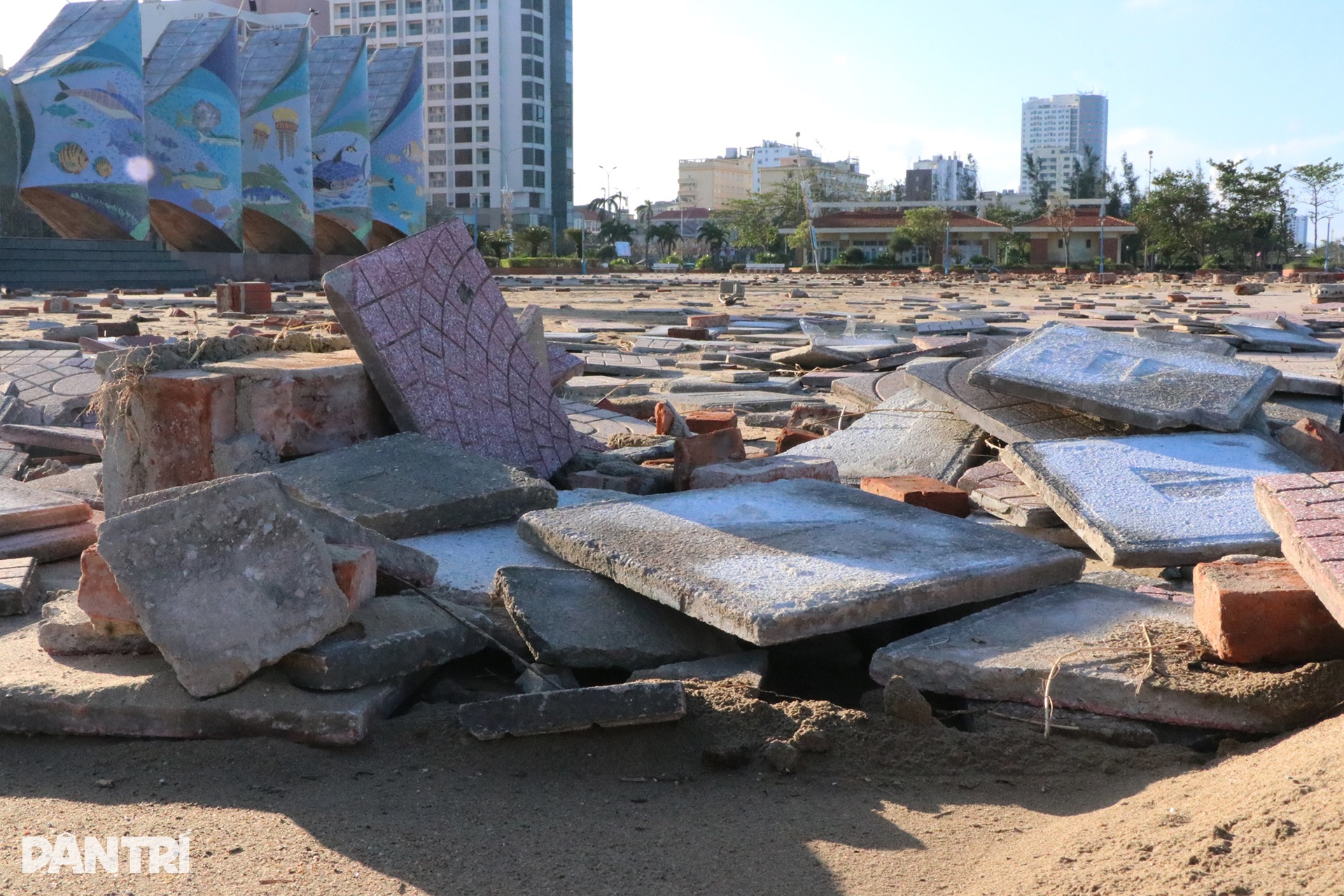 Quảng trường biển tan tác sau bão Bualoi - 4 Quảng trường biển tan tác sau bão Bualoi - 4