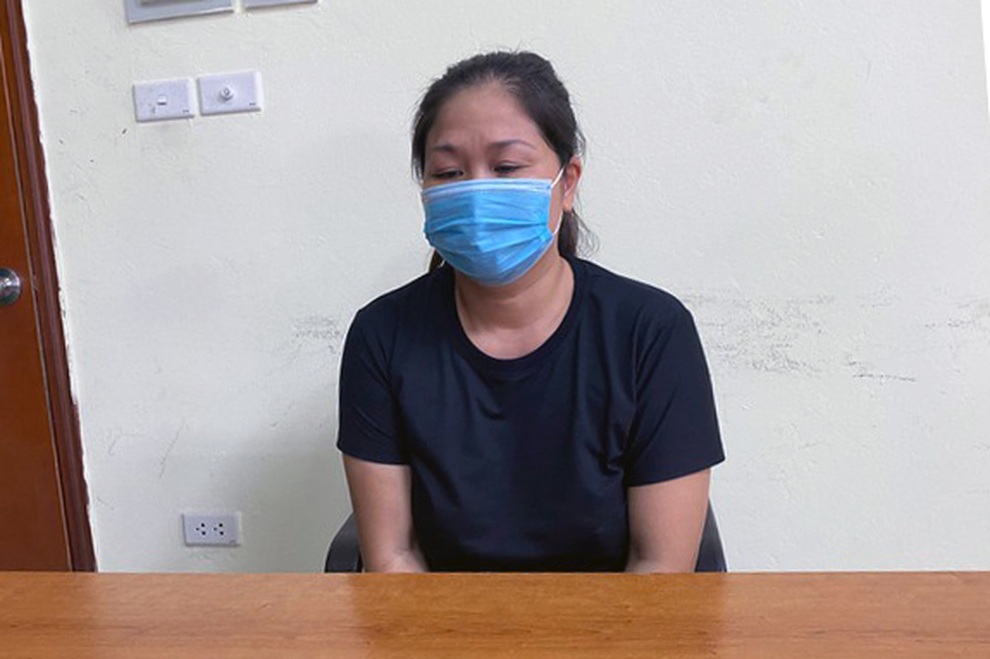 Hà Nội: Người phụ nữ say rượu định giải cứu chồng ở chốt kiểm dịch - 1 Hà Nội: Người phụ nữ say rượu định giải cứu chồng ở chốt kiểm dịch - 1