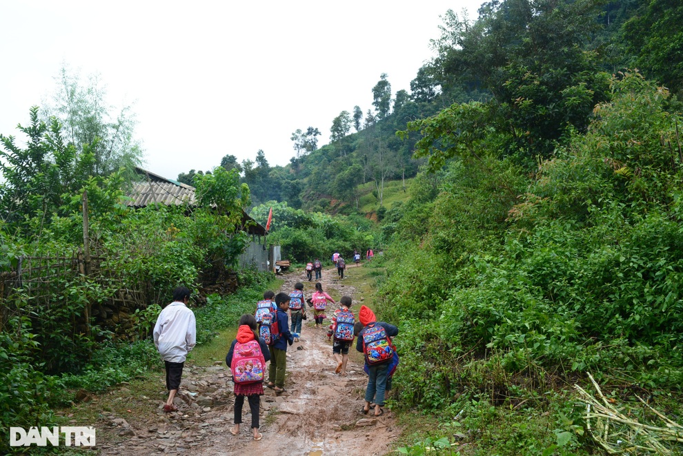 Những đứa trẻ cuốc bộ hơn 2 giờ đồng hồ đi tìm con chữ - 1 Những đứa trẻ cuốc bộ hơn 2 giờ đồng hồ đi tìm con chữ - 1
