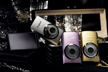 Nhân viên kỹ thuật hàng không tuồn 80 máy ảnh lậu