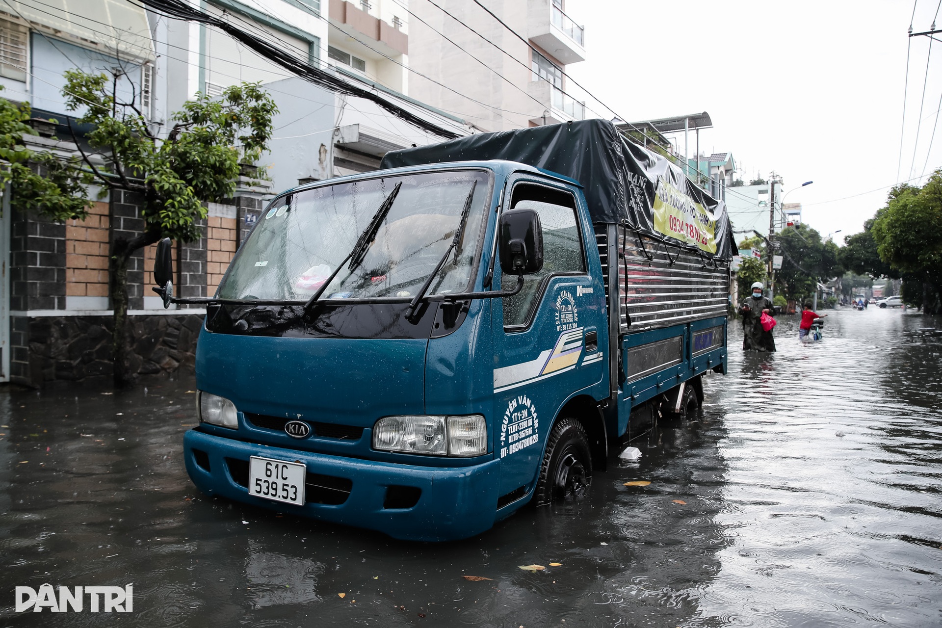 Nước ngập gần đến yên xe ở TP Thủ Đức do mưa lớn - 8 Nước ngập gần đến yên xe ở TP Thủ Đức do mưa lớn - 8