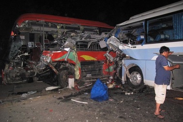 Né người nghi tự tử, xe khách tông nhau, 8 người thương vong