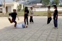 Nữ sinh Lâm Đồng bị kéo lê trong sân trường, bạn bè vây quanh quay clip