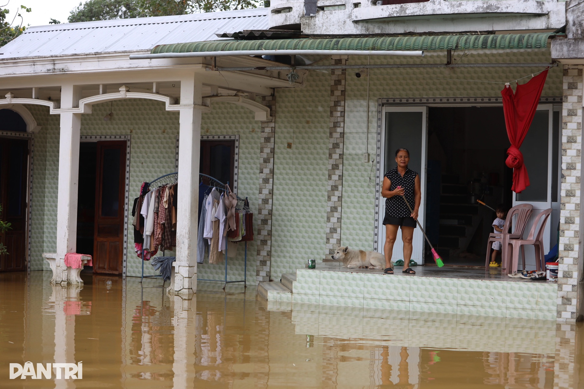 Bên trong ngôi làng bị cô lập triền miên bởi nước lụt - 15 Bên trong ngôi làng bị cô lập triền miên bởi nước lụt - 15
