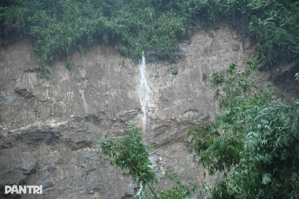 Hiện trường vụ lở núi vùi lấp nhà máy thủy điện - 7 Hiện trường vụ lở núi vùi lấp nhà máy thủy điện - 7