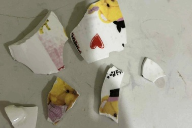 Vật thể lạ liệng trên cao xuống, dân chung cư Hà Nội suýt gặp nạn trong đêm