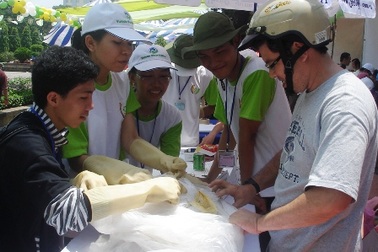 Nườm nượp mang rác đổi… quà