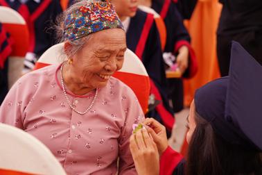 Cụ bà 83 tuổi vượt gần 2.000 cây số thực hiện di nguyện của chồng