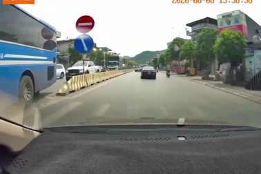 Xe khách thản nhiên phóng vun vút trên làn đường ngược chiều