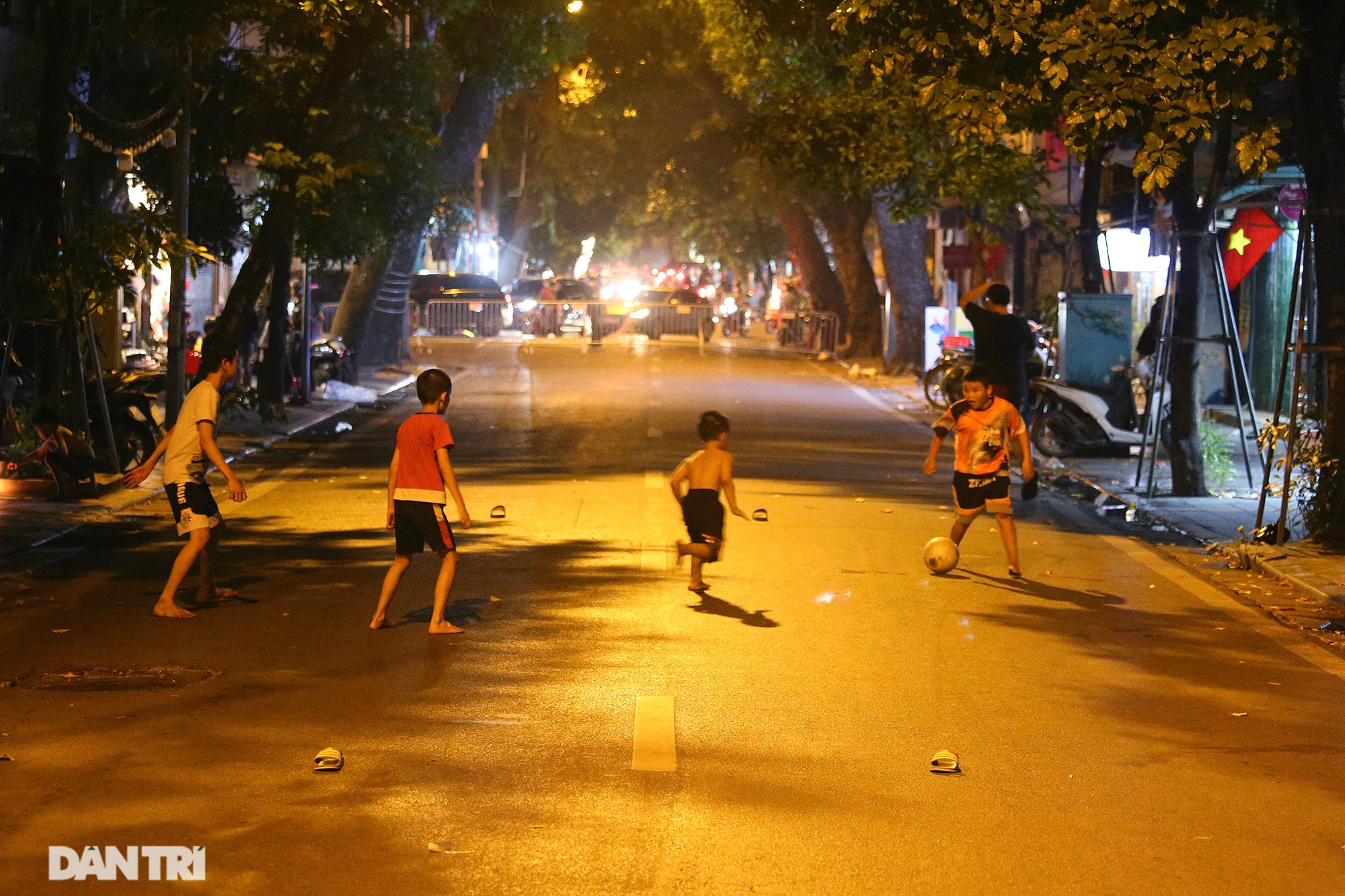 Người và xe đông đặc trong đêm Trung thu khi Hà Nội vừa hết giãn cách - 7 Người và xe đông đặc trong đêm Trung thu khi Hà Nội vừa hết giãn cách - 7