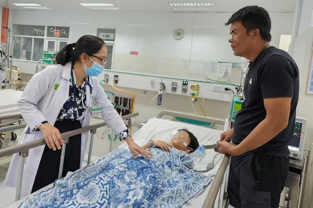 Tai nạn ở cao tốc, 41 người thương vong: Giây phút cứu bé trai kẹt dưới ghế - 3 Tai nạn ở cao tốc, 41 người thương vong: Giây phút cứu bé trai kẹt dưới ghế - 3