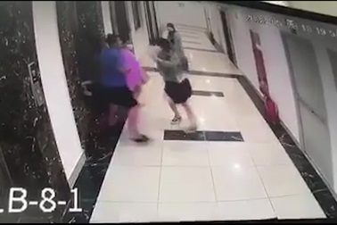 Người đàn ông xô xát với phụ nữ khi vừa rời khỏi thang máy ở Hà Nội