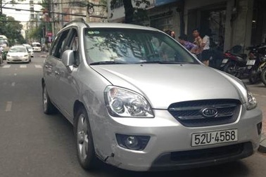 Truy đuổi ô tô đâm hàng loạt xe máy rồi bỏ chạy