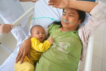 Xót xa chồng bế con nhỏ ngồi ở cửa bệnh viện xin tiền chữa bệnh cho vợ