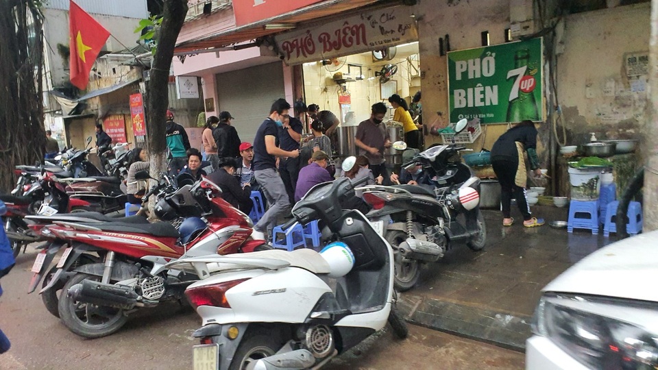 Trời mưa dông cũng không ngăn nổi dân Hà Nội đi ăn sáng, cà phê sau cách ly - 2 Trời mưa dông cũng không ngăn nổi dân Hà Nội đi ăn sáng, cà phê sau cách ly - 2